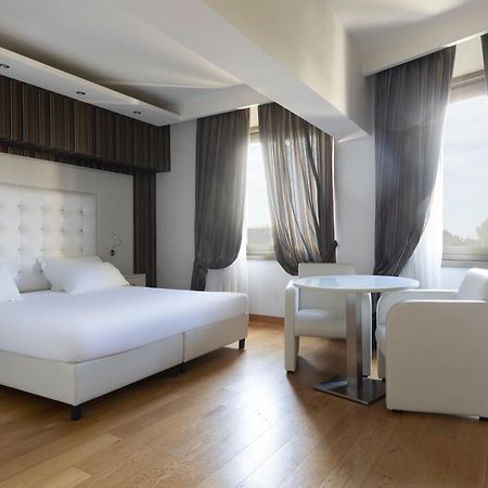 Hotel Royal กาแซร์ตา ภายนอก รูปภาพ