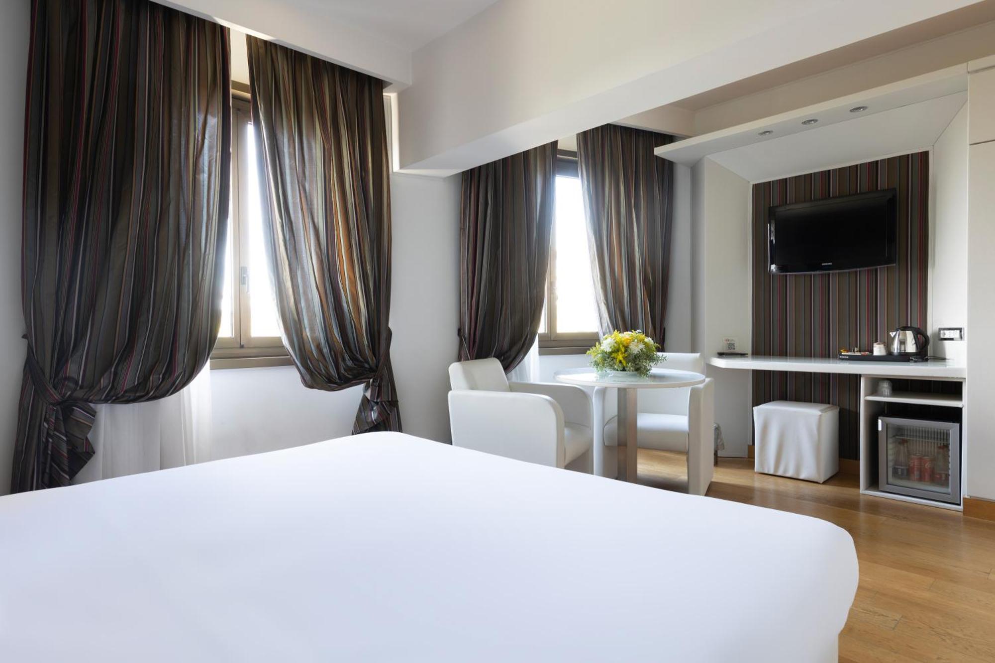 Hotel Royal กาแซร์ตา ภายนอก รูปภาพ