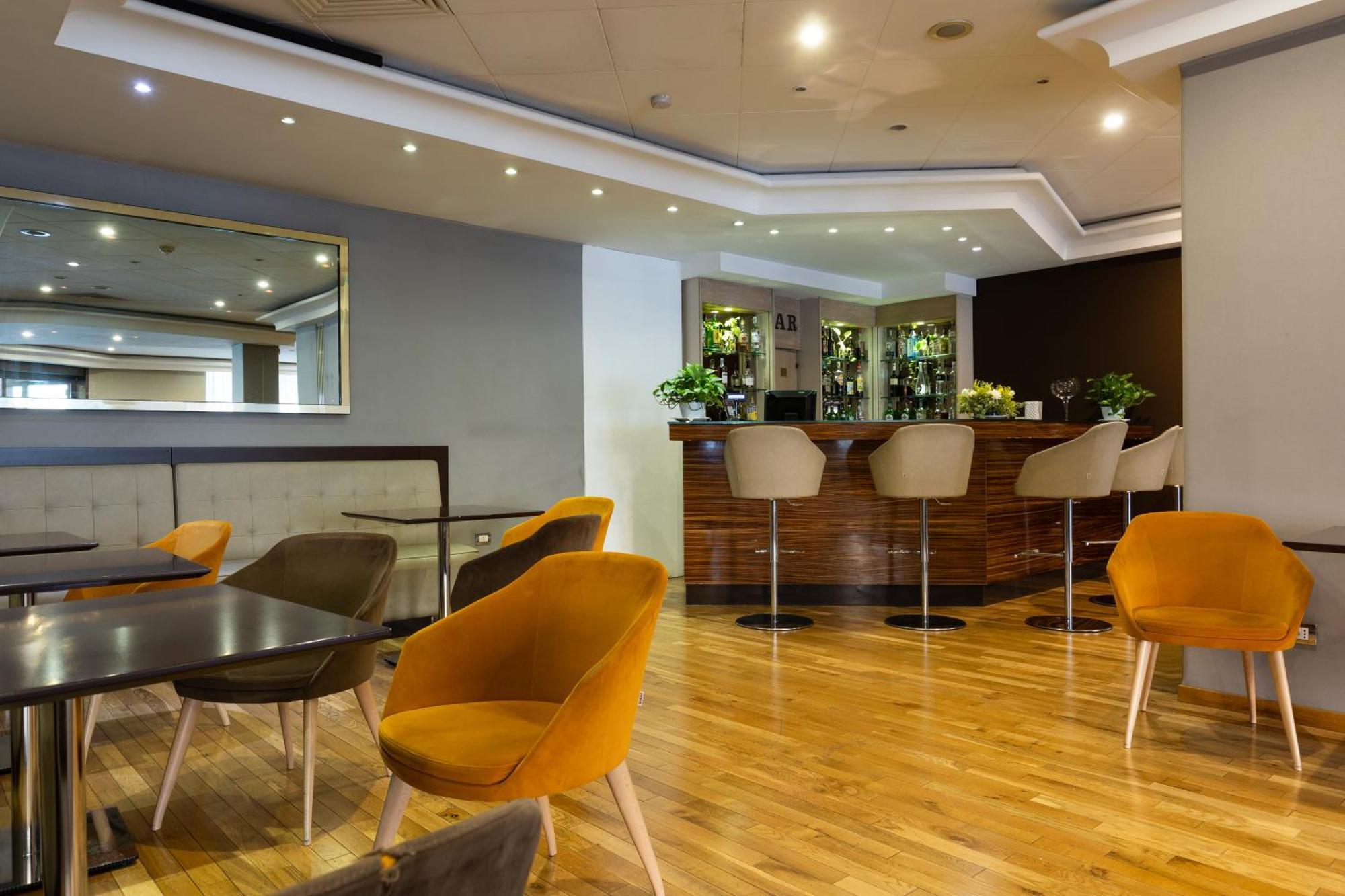 Hotel Royal กาแซร์ตา ภายนอก รูปภาพ