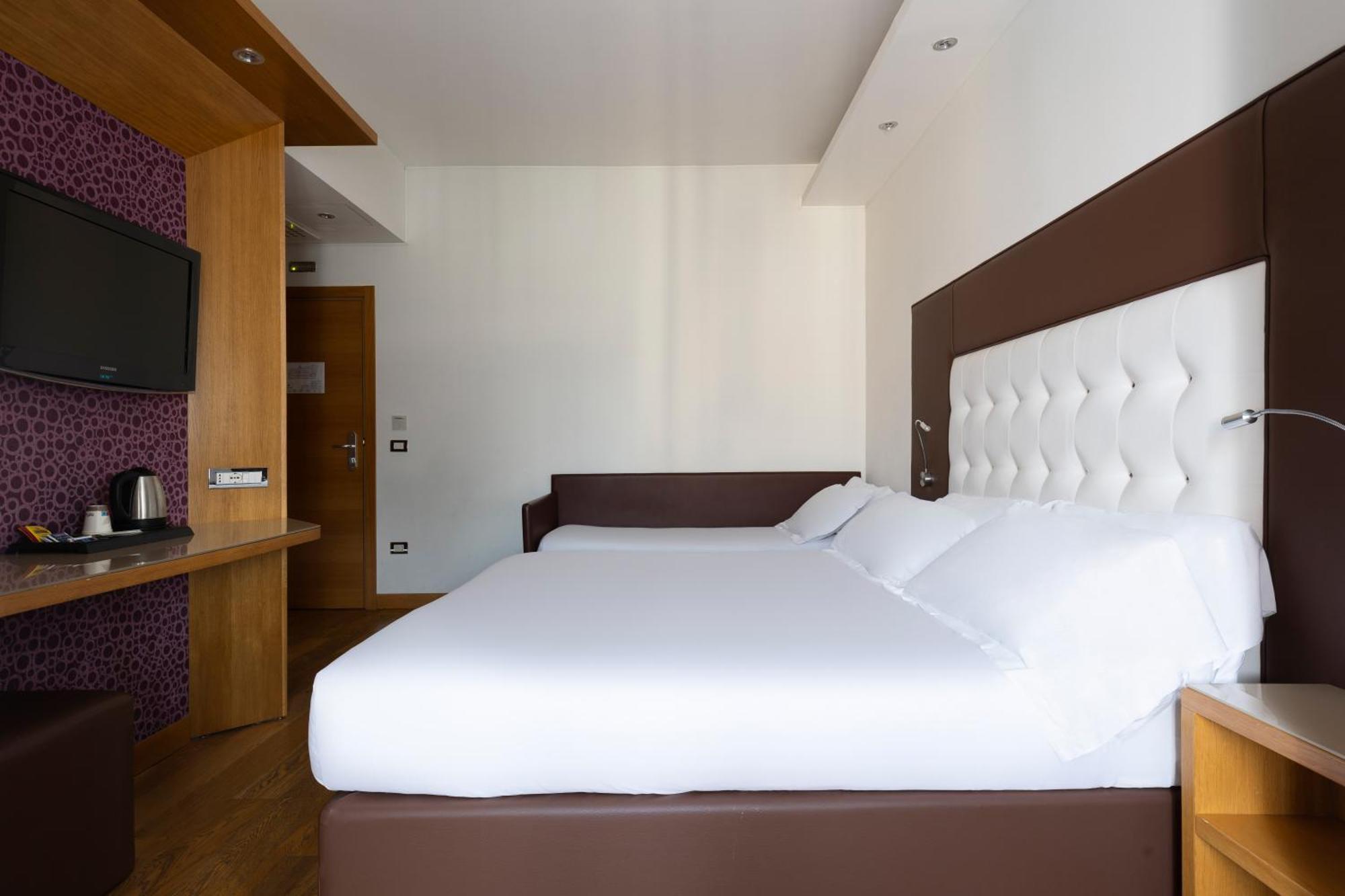 Hotel Royal กาแซร์ตา ภายนอก รูปภาพ