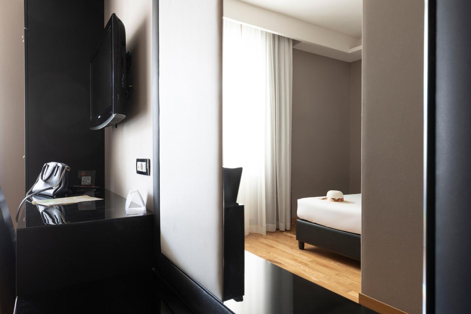Hotel Royal กาแซร์ตา ภายนอก รูปภาพ