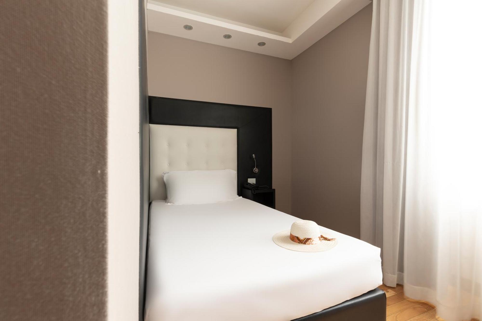 Hotel Royal กาแซร์ตา ภายนอก รูปภาพ