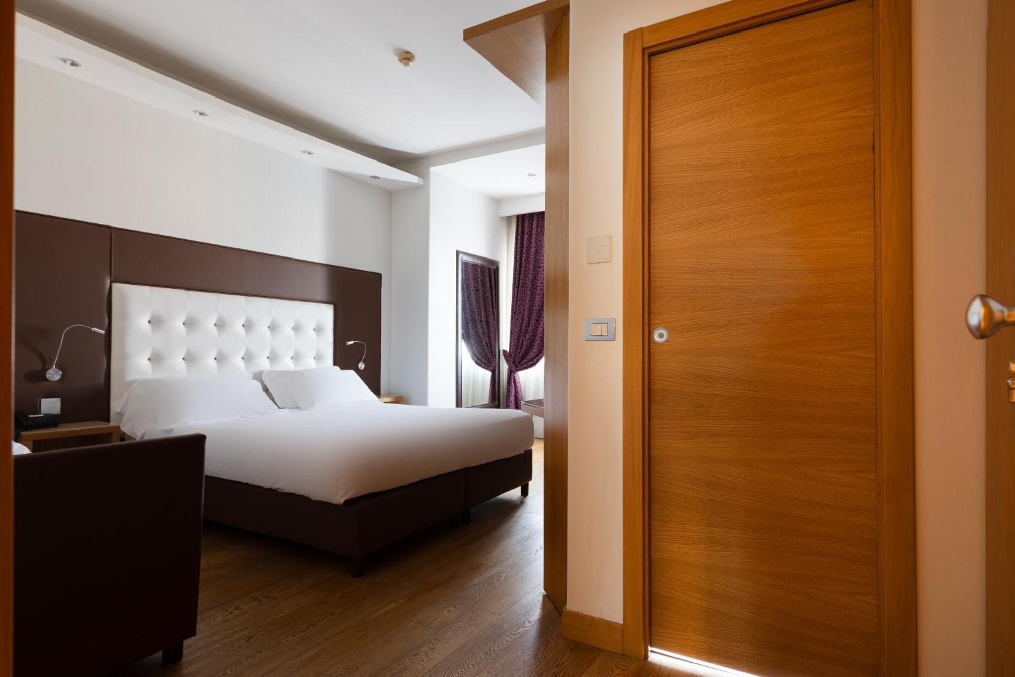Hotel Royal กาแซร์ตา ภายนอก รูปภาพ