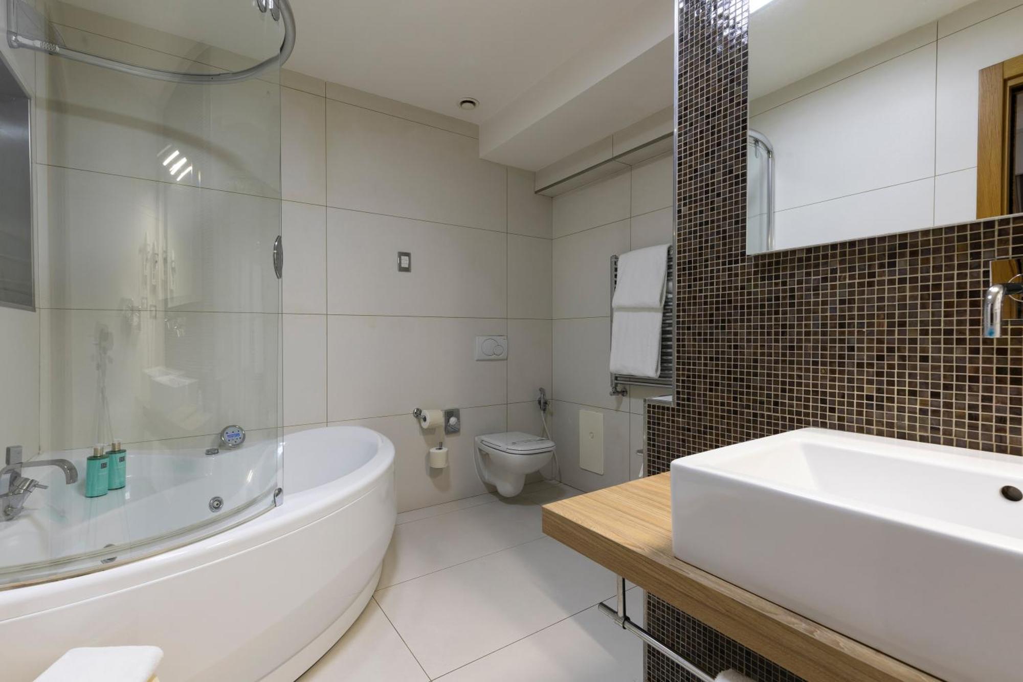 Hotel Royal กาแซร์ตา ภายนอก รูปภาพ