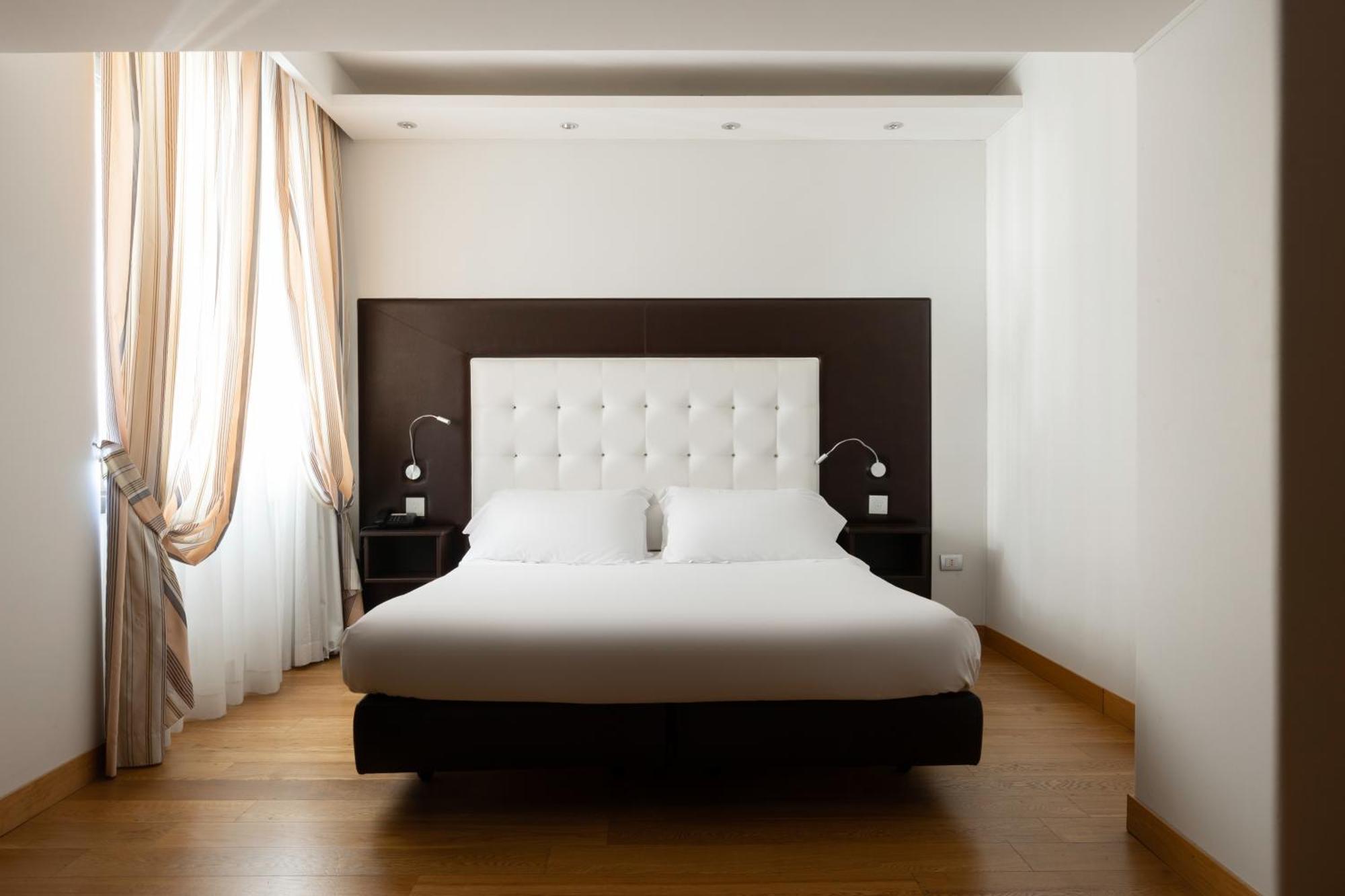 Hotel Royal กาแซร์ตา ภายนอก รูปภาพ