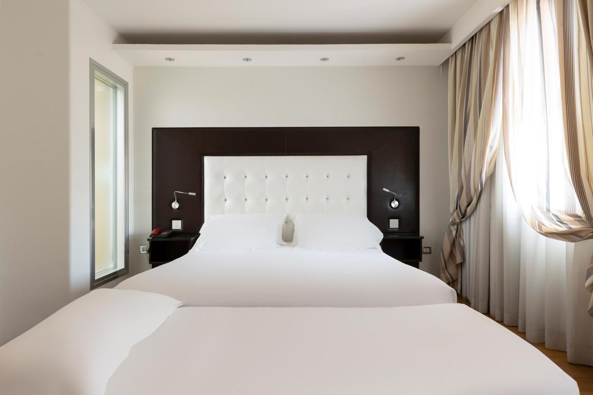 Hotel Royal กาแซร์ตา ภายนอก รูปภาพ