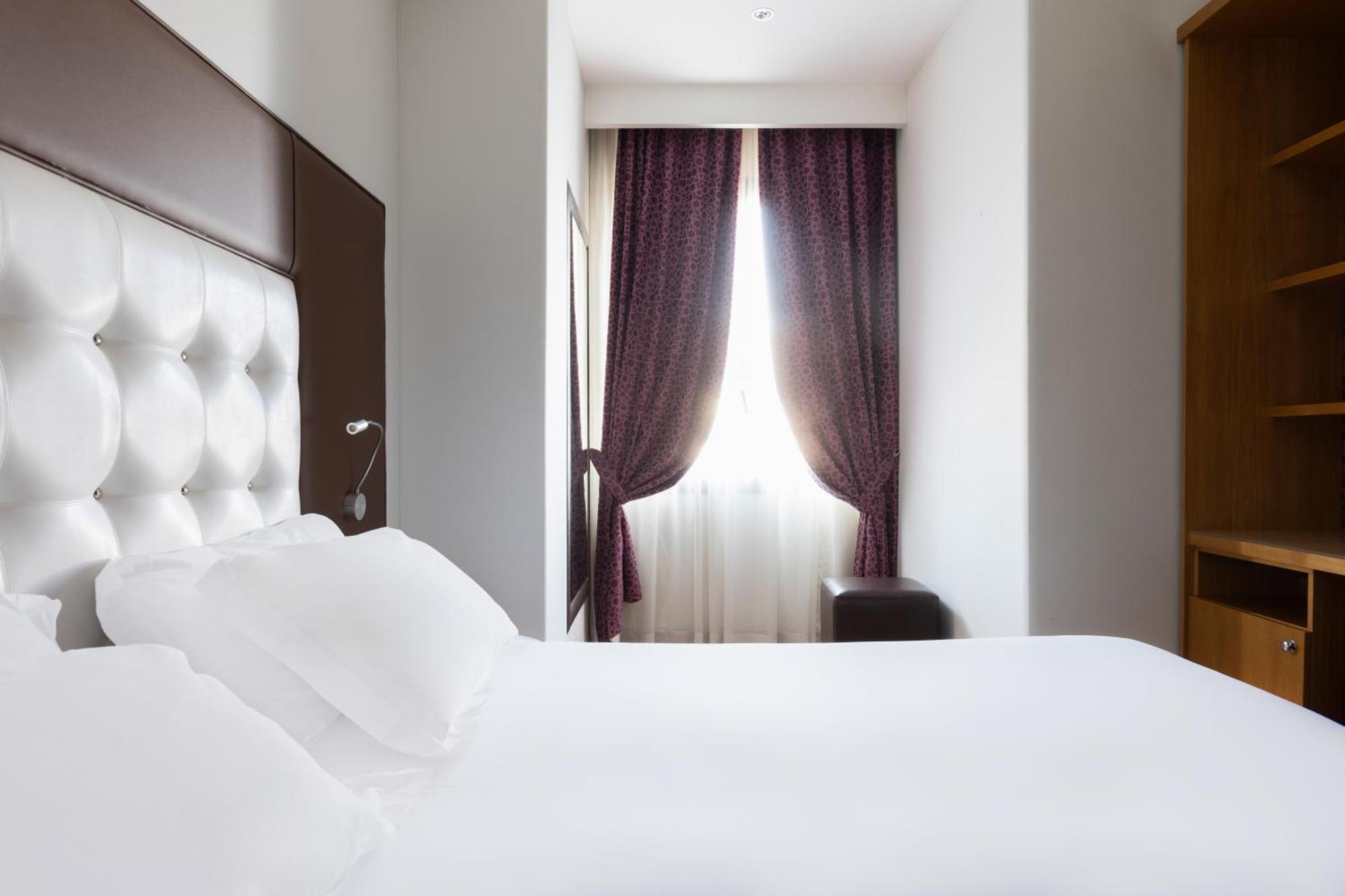 Hotel Royal กาแซร์ตา ภายนอก รูปภาพ