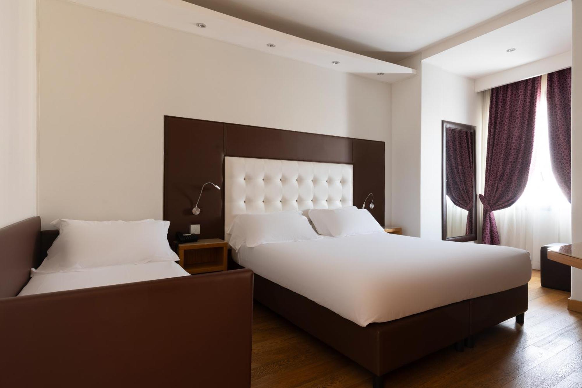 Hotel Royal กาแซร์ตา ภายนอก รูปภาพ