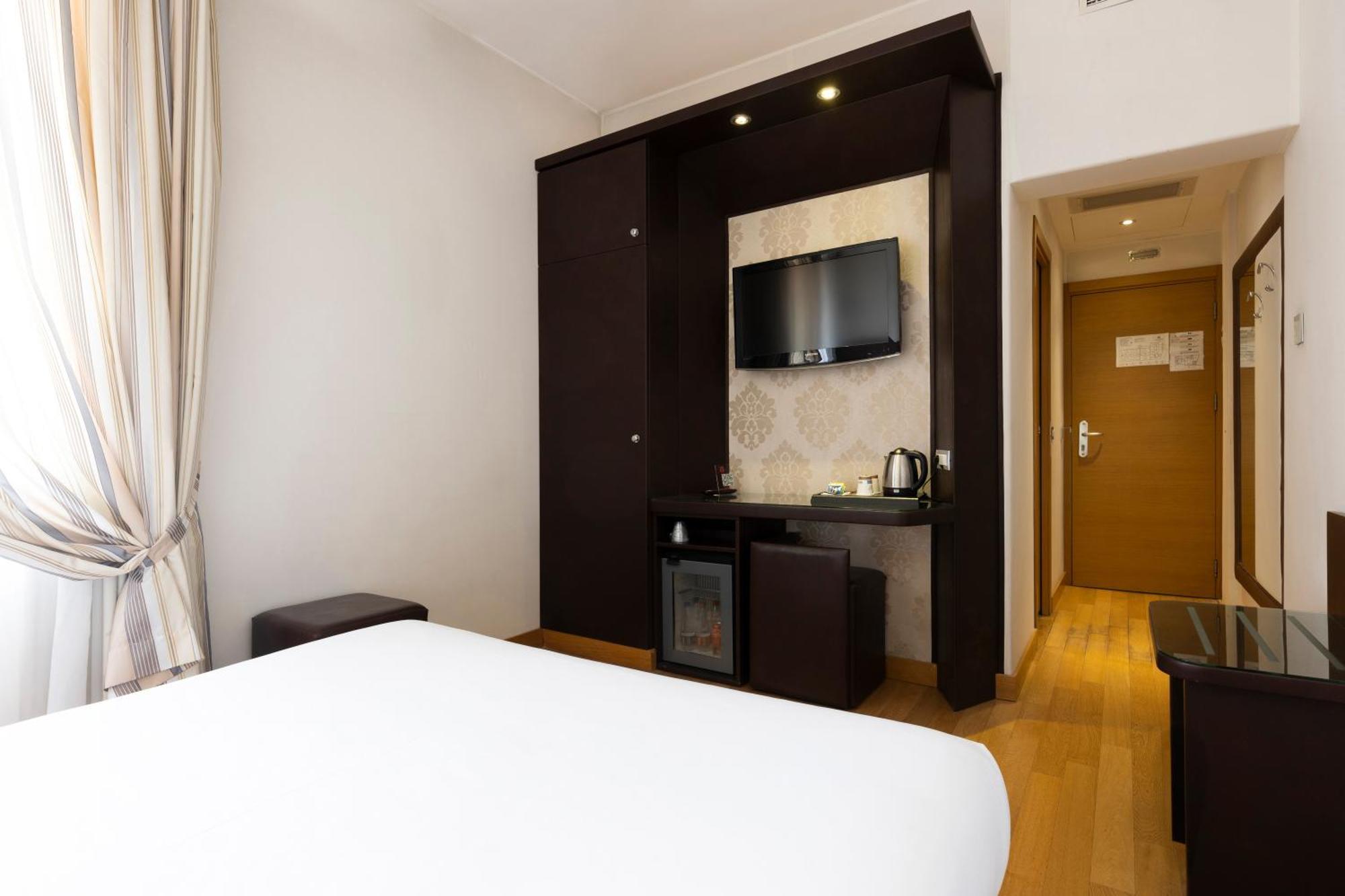 Hotel Royal กาแซร์ตา ภายนอก รูปภาพ