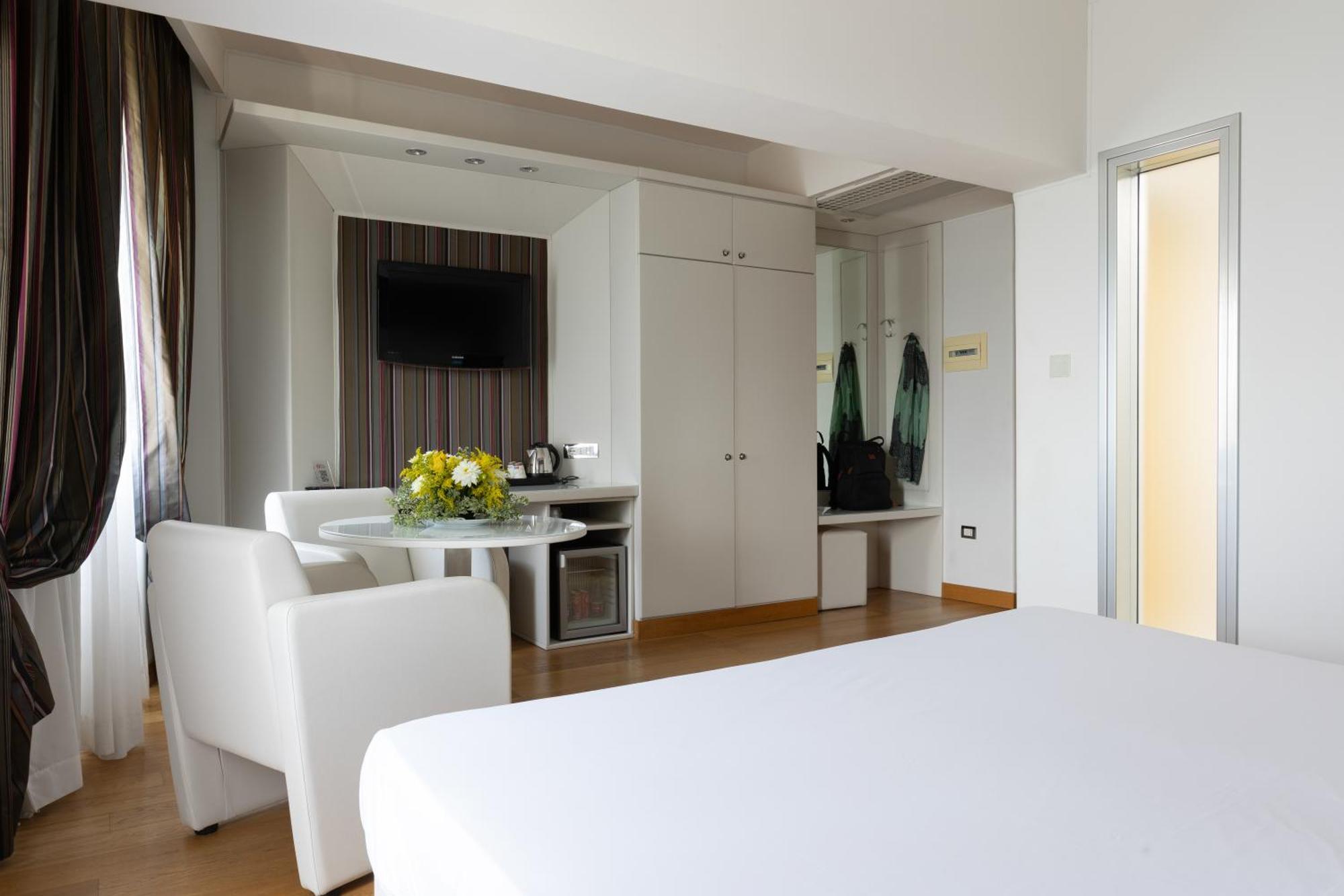 Hotel Royal กาแซร์ตา ภายนอก รูปภาพ