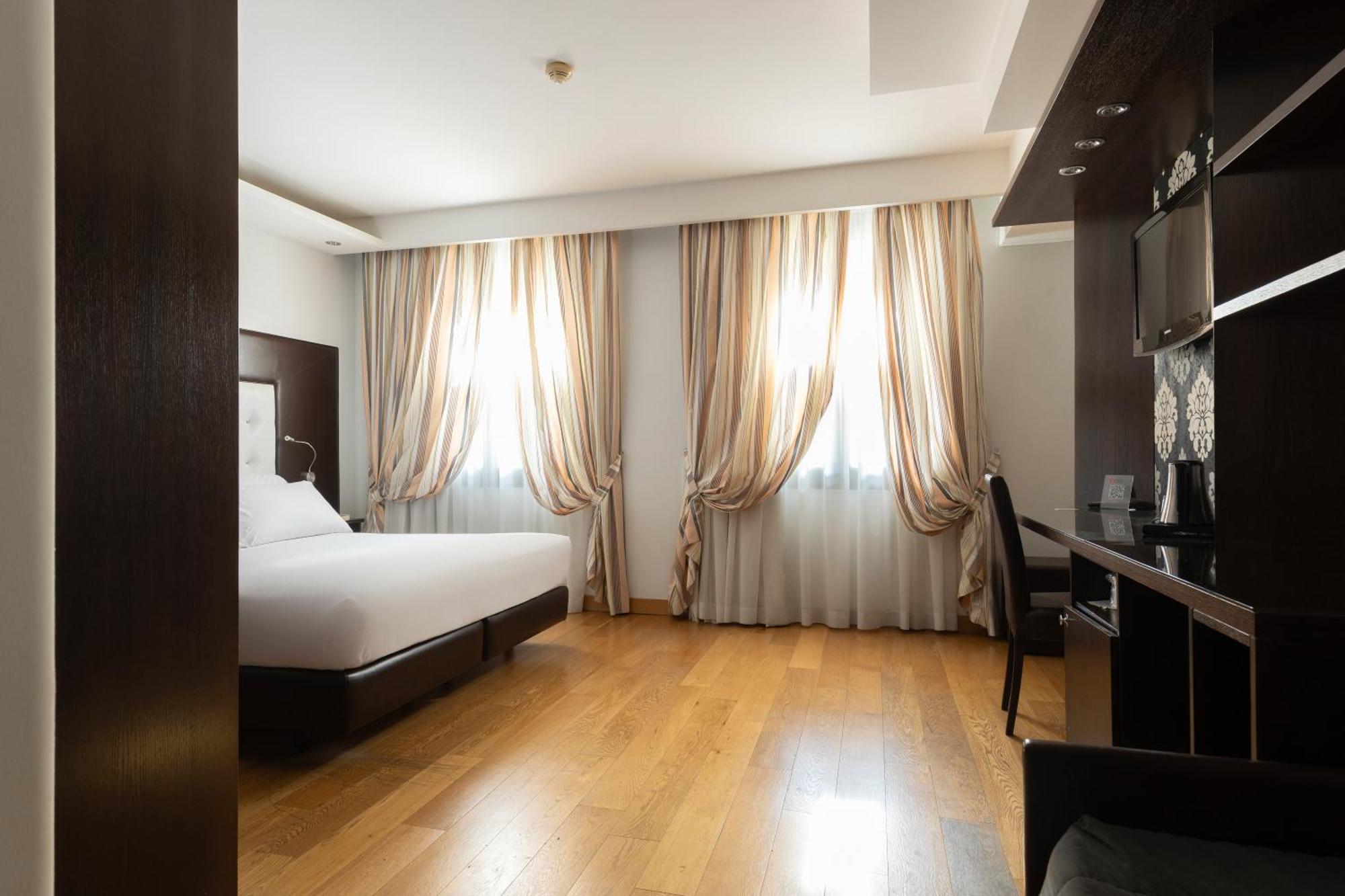 Hotel Royal กาแซร์ตา ภายนอก รูปภาพ