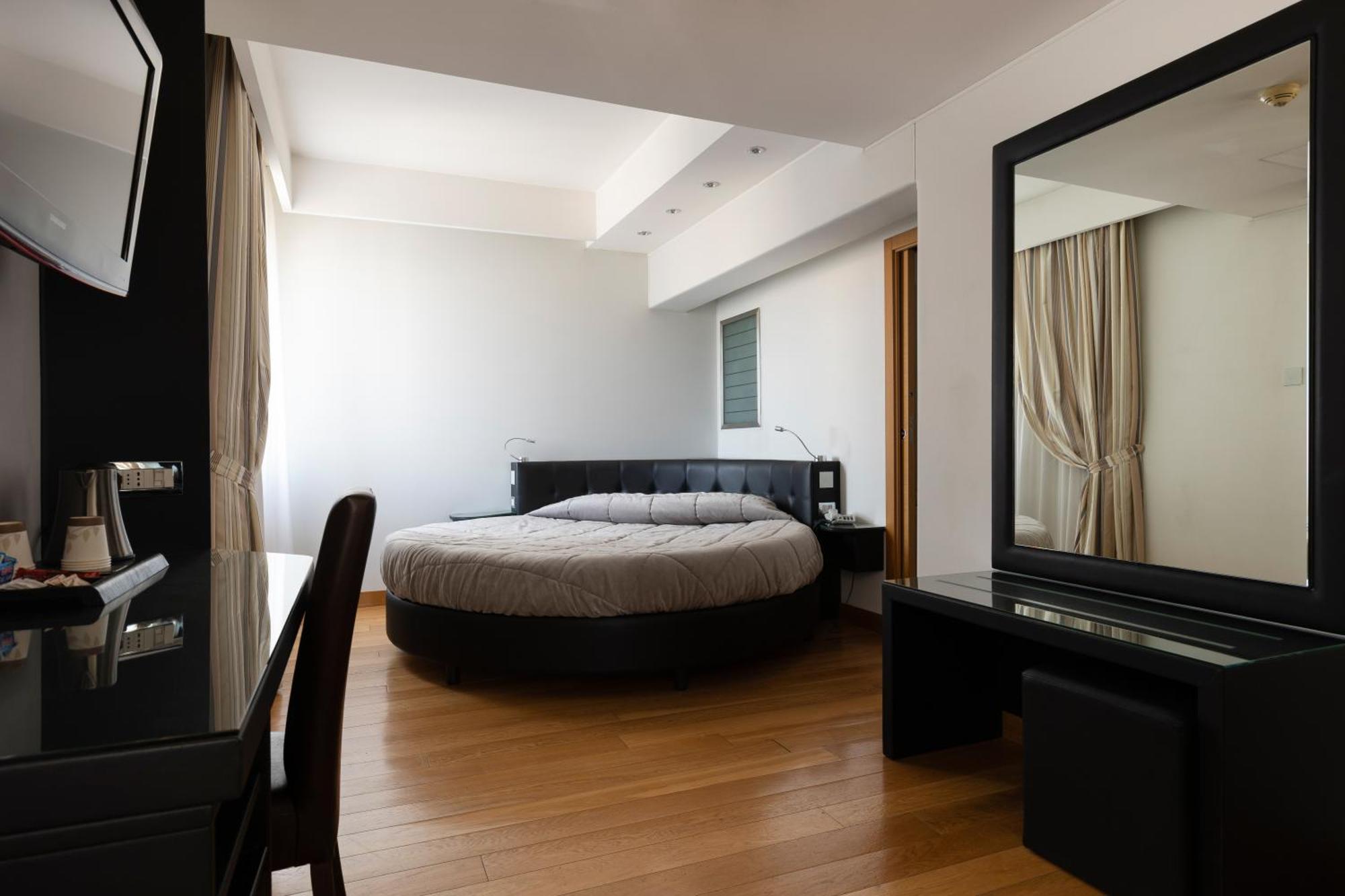 Hotel Royal กาแซร์ตา ภายนอก รูปภาพ