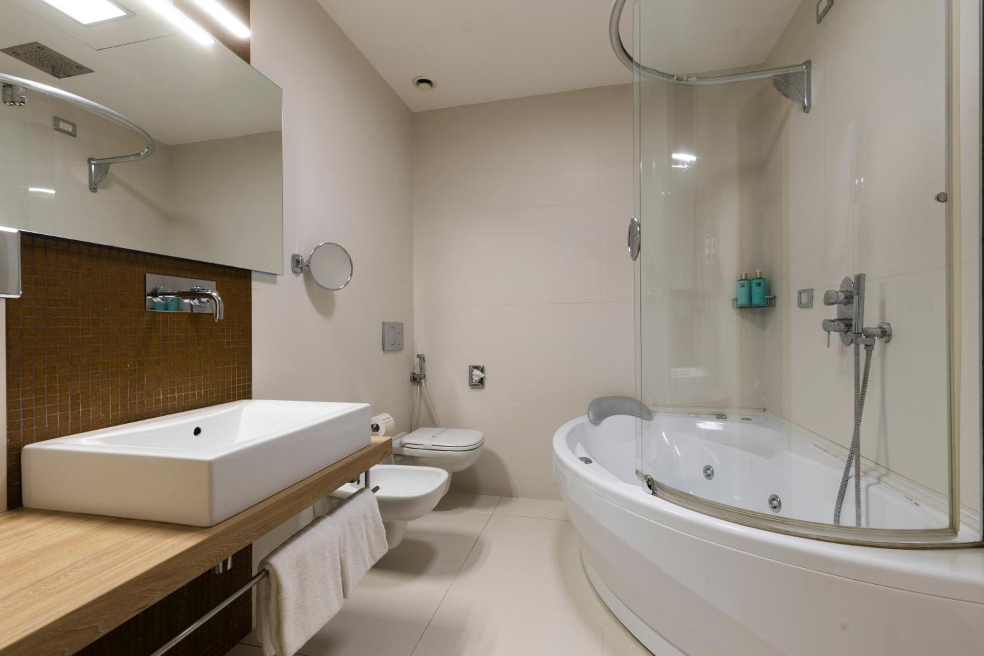Hotel Royal กาแซร์ตา ภายนอก รูปภาพ