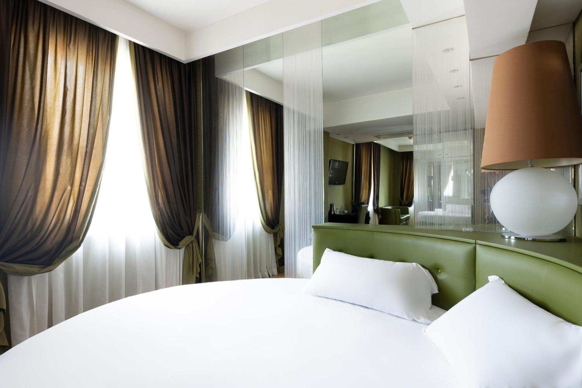 Hotel Royal กาแซร์ตา ภายนอก รูปภาพ