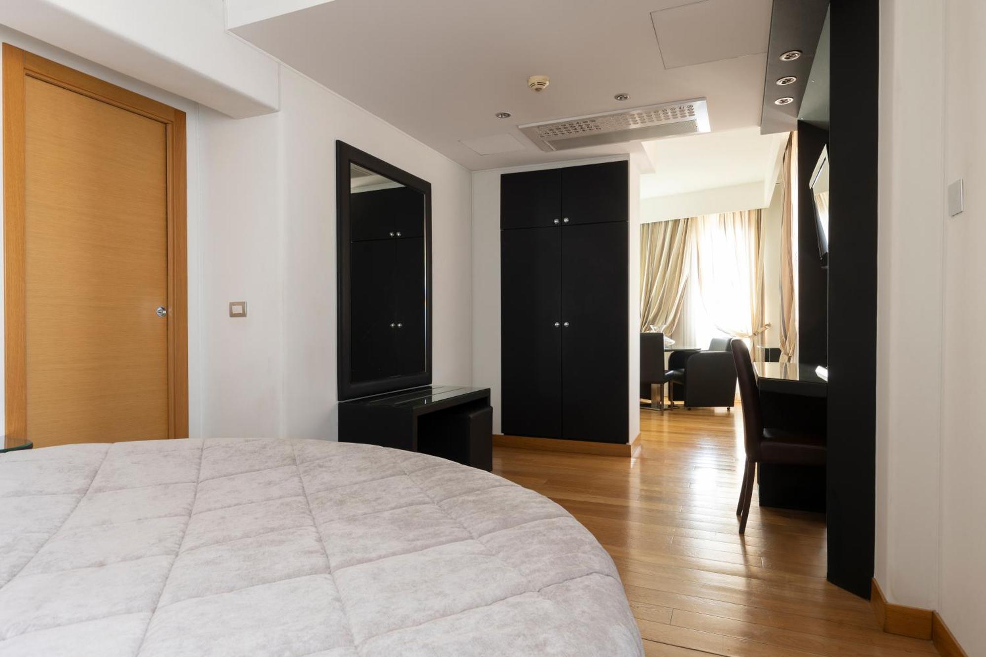 Hotel Royal กาแซร์ตา ภายนอก รูปภาพ